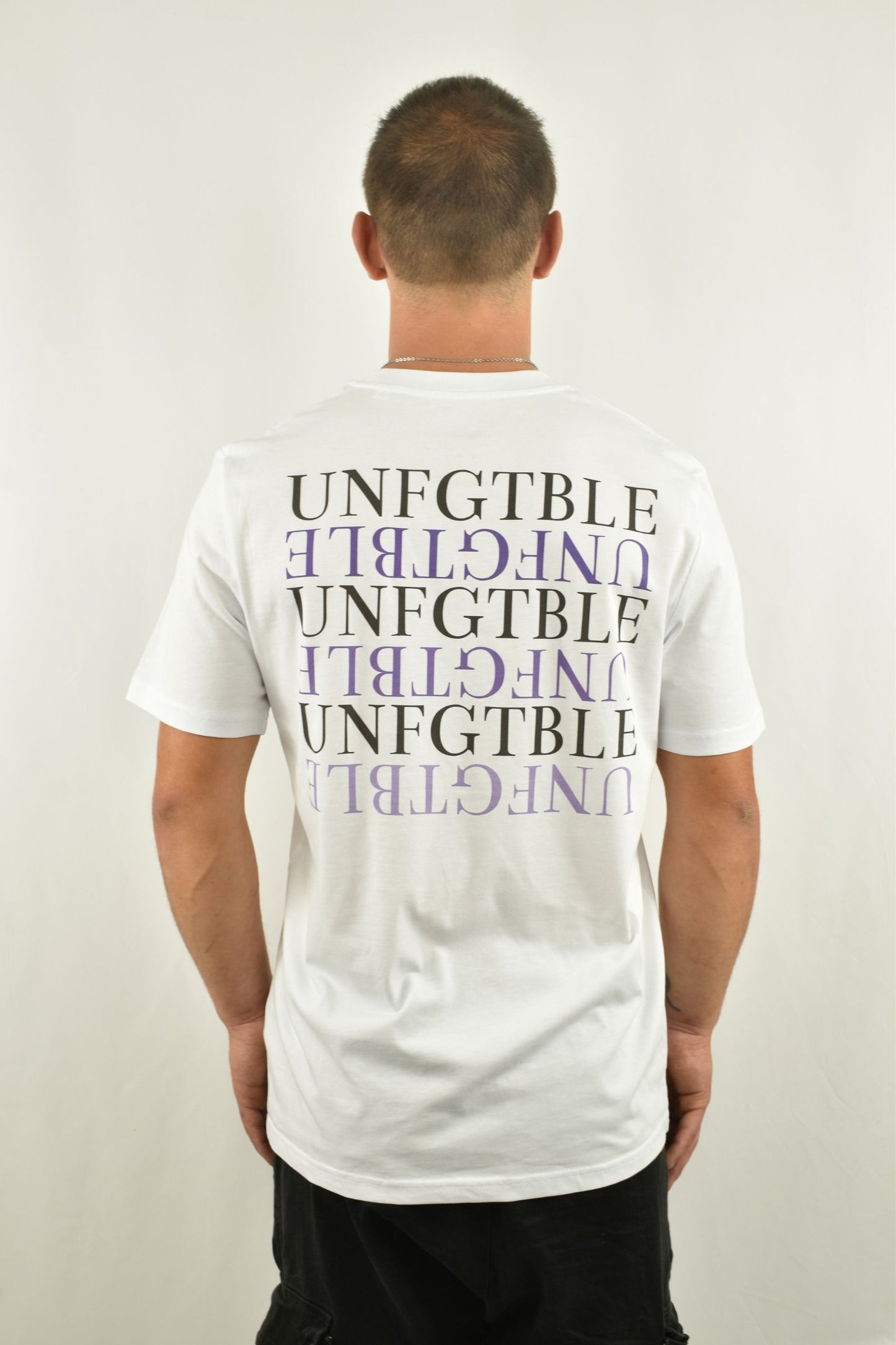 Oversized T-Shirt Six Lila in der Farbe Weiß in der Rückansicht - nachhaltige Streetwear von unfgtble
