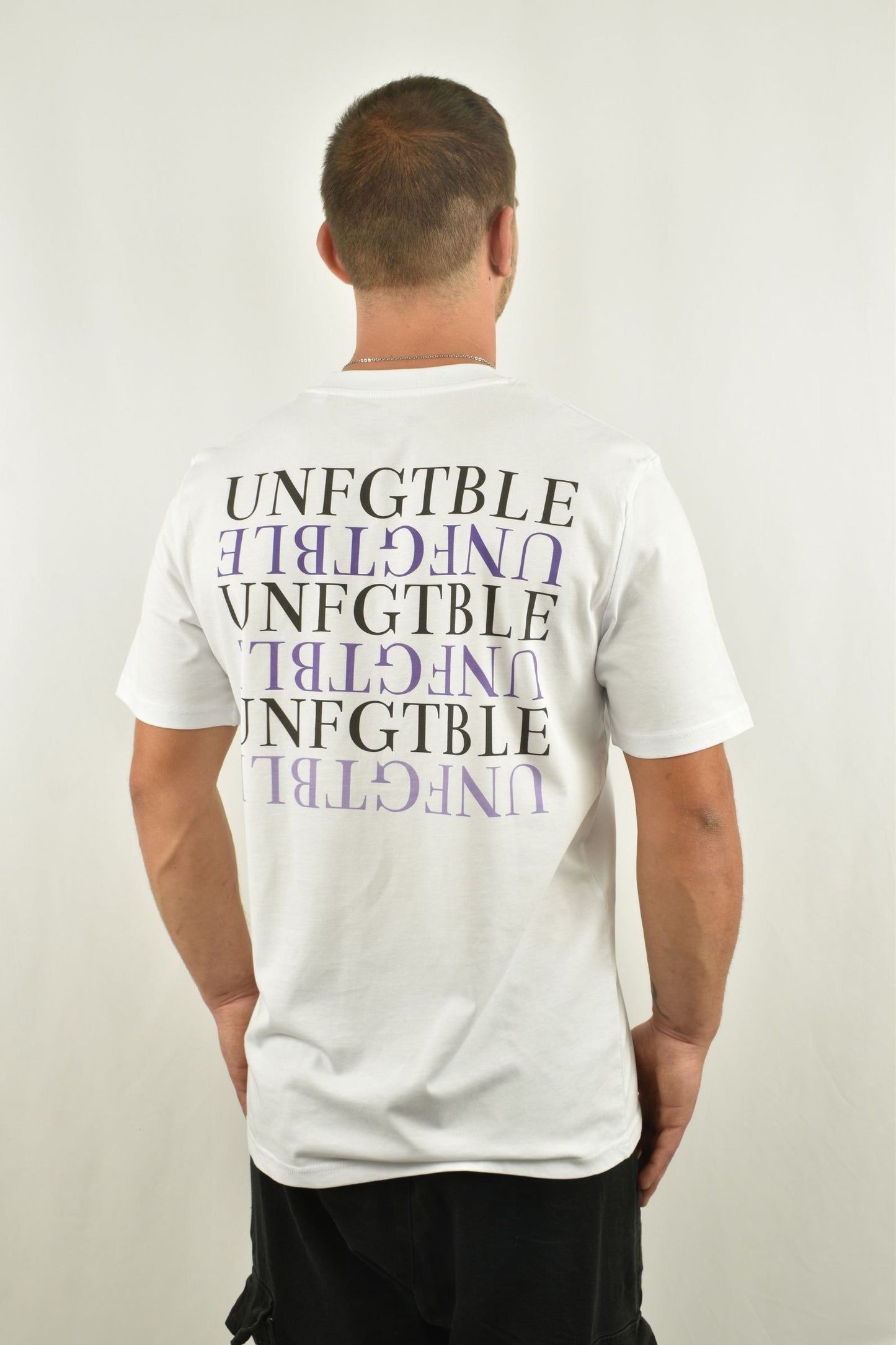 Oversized T-Shirt Six Lila in der Farbe Weiß in der Seitenansicht - nachhaltige Streetwear von unfgtble