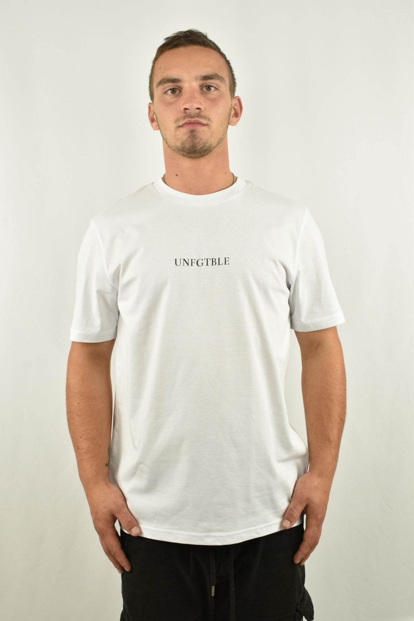Oversized T-Shirt Six Lila in der Farbe Weiß in der Frontansicht - nachhaltige Streetwear von unfgtble