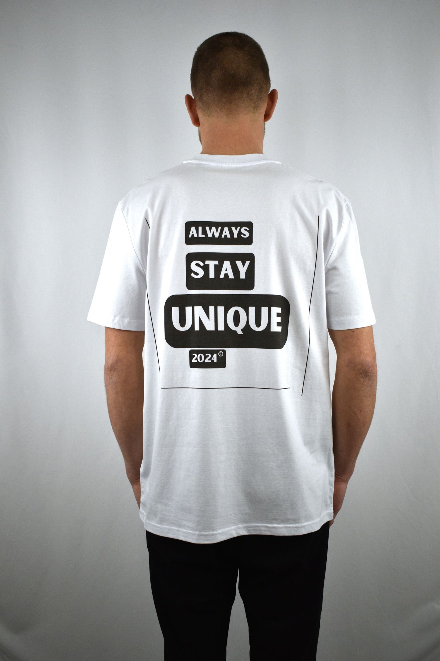 Oversized T-Shirt Stay Unique in der Rückansicht - nachhaltige Streetwear von unfgtble