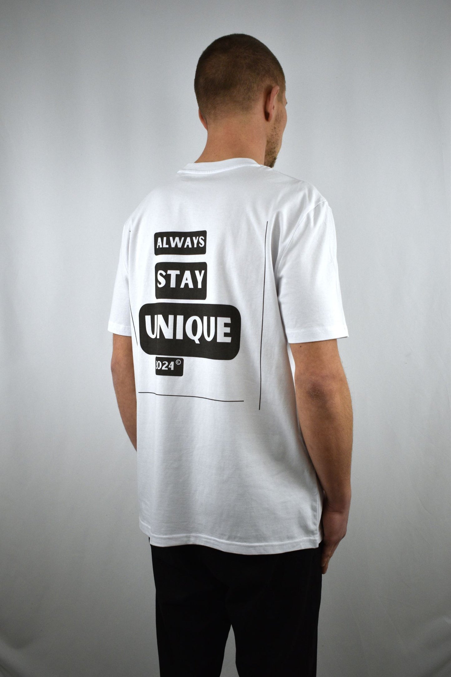 Oversized T-Shirt Stay Unique in der Seitenansicht - nachhaltige Streetwear von unfgtble