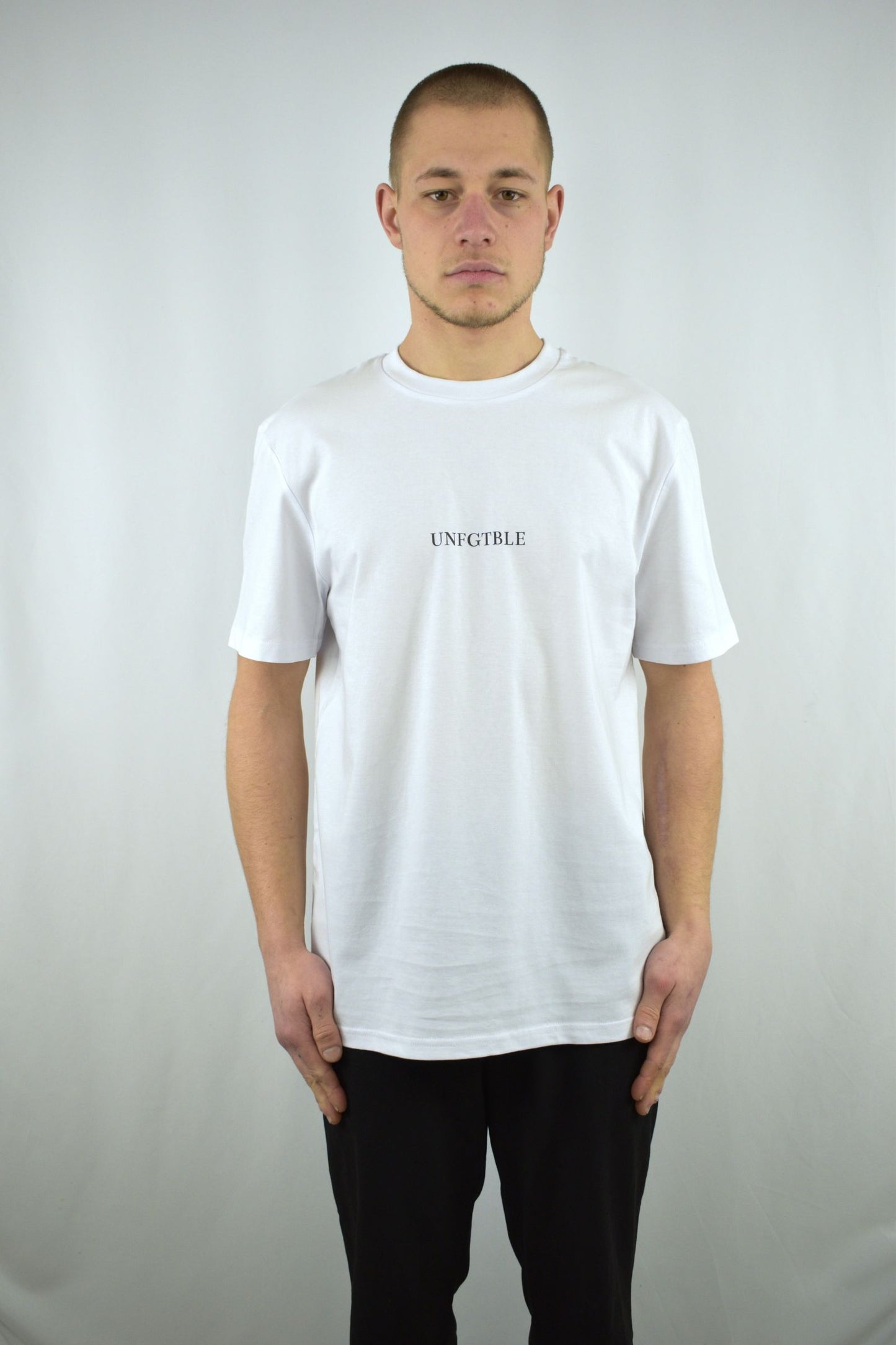 Oversized T-Shirt Stay Unique in der Frontansicht - nachhaltige Streetwear von unfgtble
