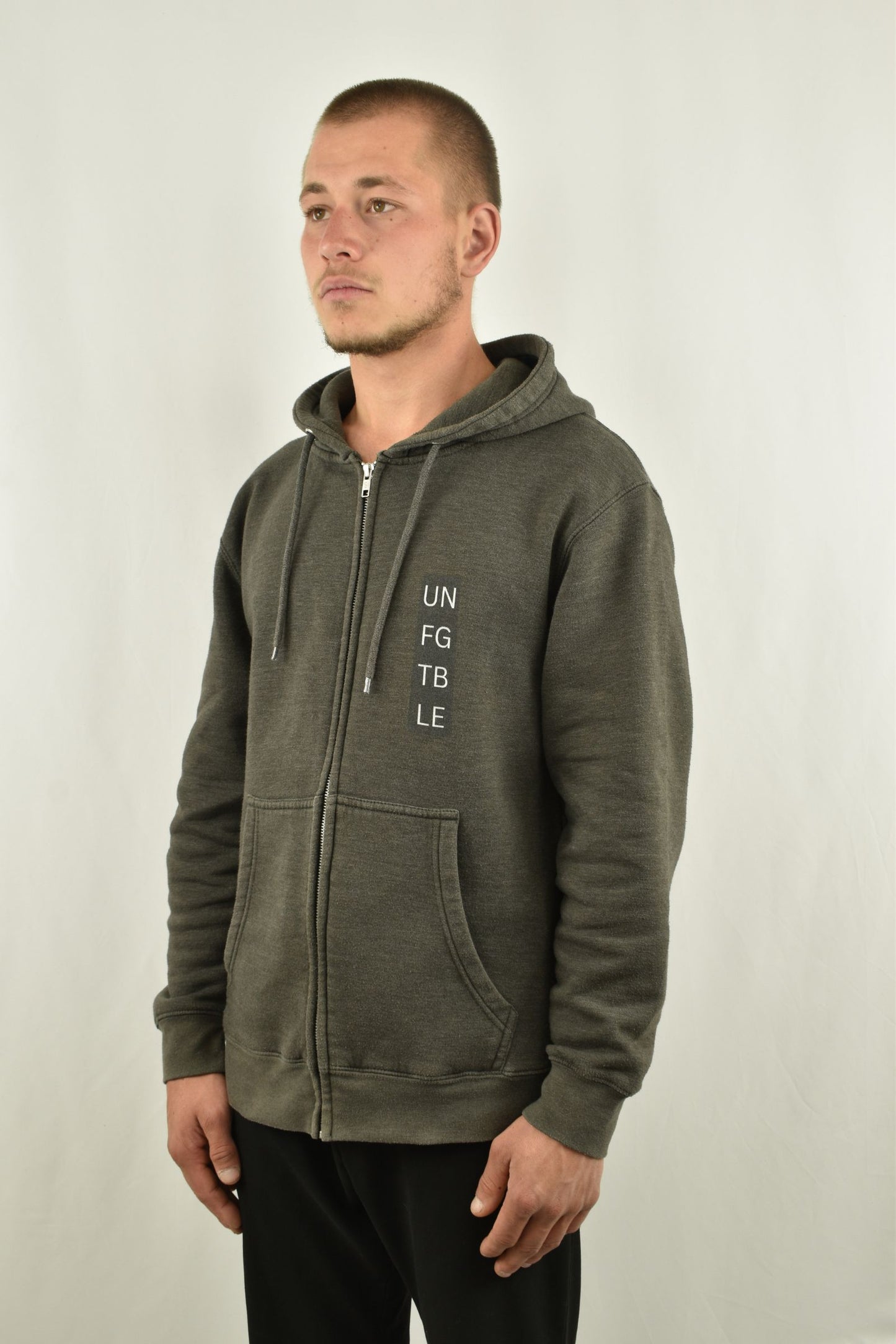 Oversized Zip-Hoodie Basic in Grau in der Seitenansicht - nachhaltige Streetwear von unfgtble