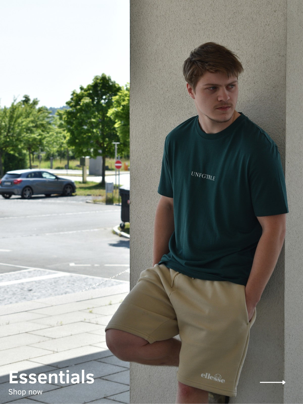 Ein Mann trägt ein grünes Oversized T-Shirt mit einem weißen unfgtble Schriftzug