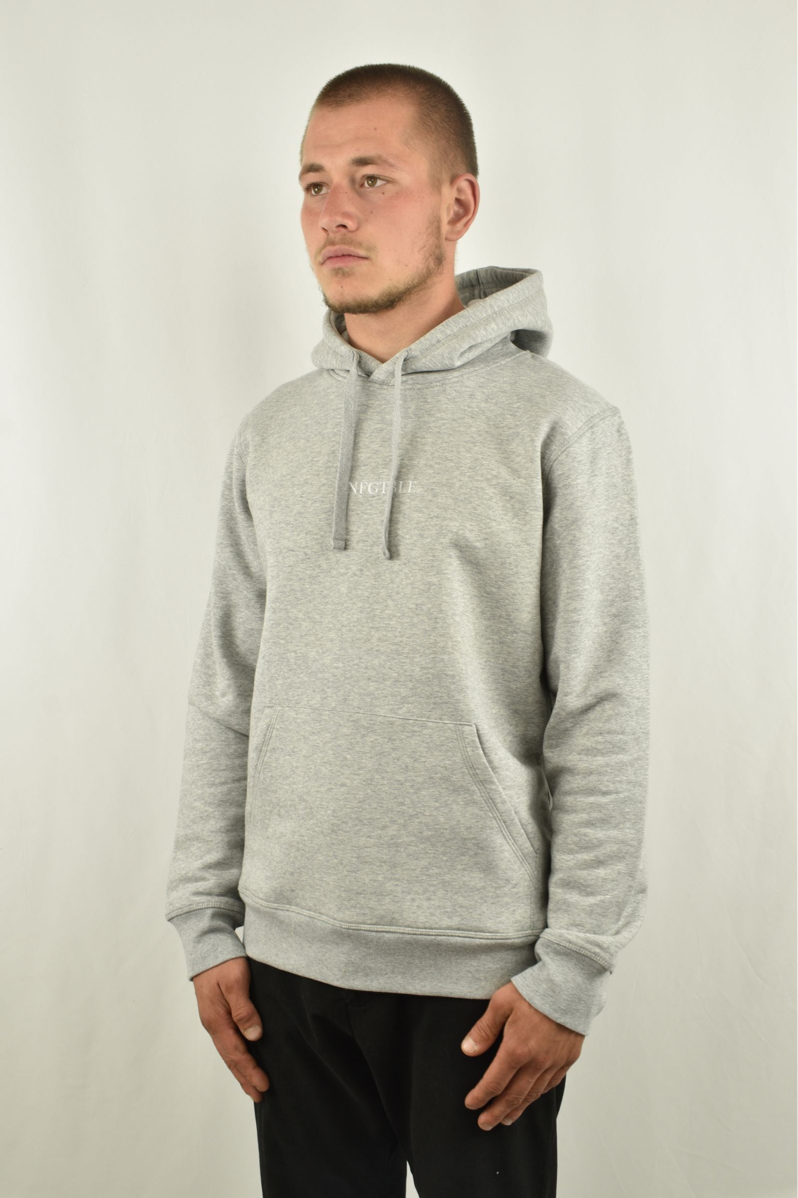 Oversized Hoodie Basic in Grau in der Seitenansicht - nachhaltige Streetwear von unfgtble