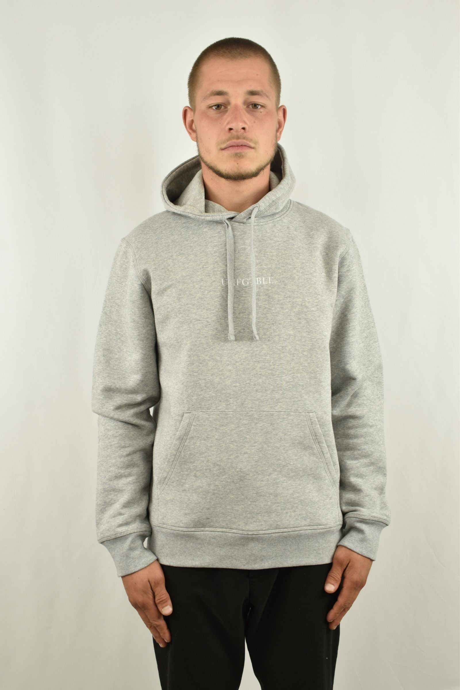 Oversized Hoodie Basic in Grau in der Frontansicht - nachhaltige Streetwear von unfgtble