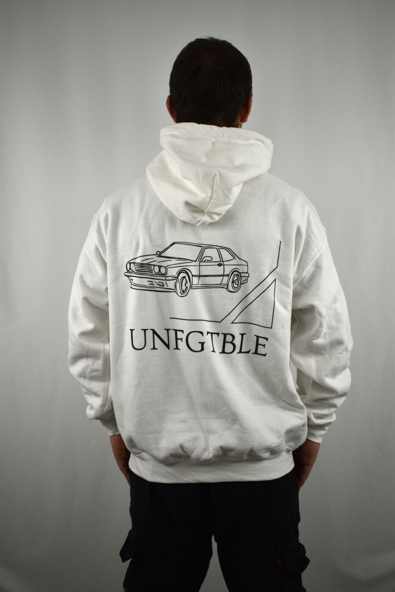 Oversized Hoodie Car in Weiß in der Rückansicht - nachhaltige Streetwear von unfgtble