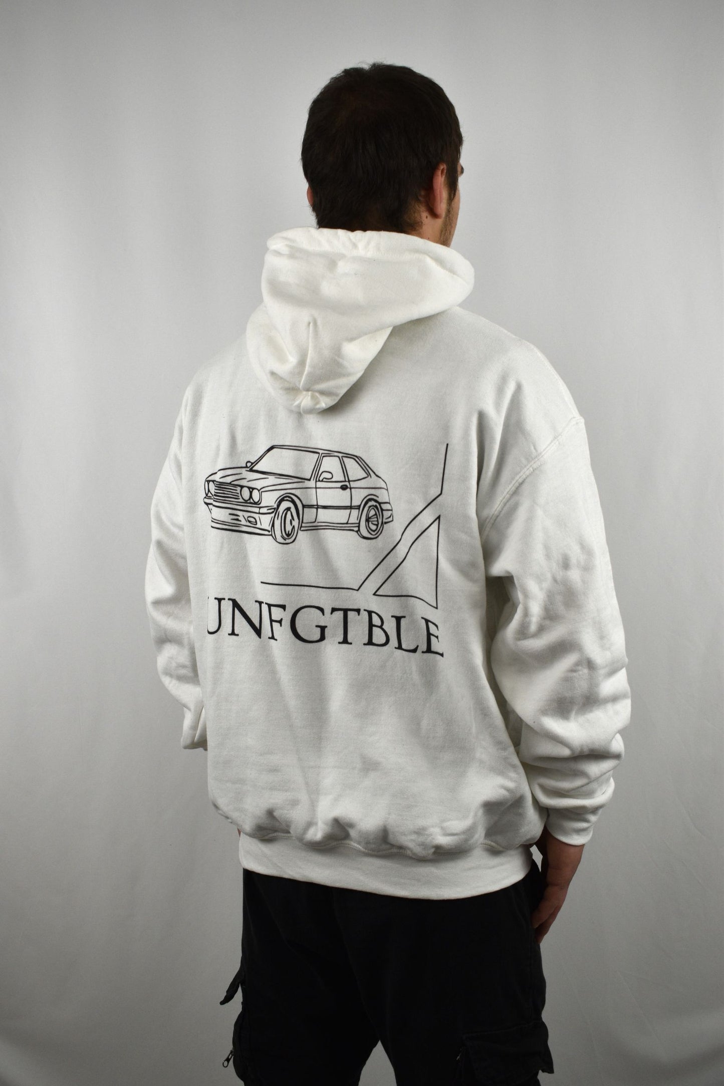 Oversized Hoodie Car in Weiß in der Seitenansicht - nachhaltige Streetwear von unfgtble