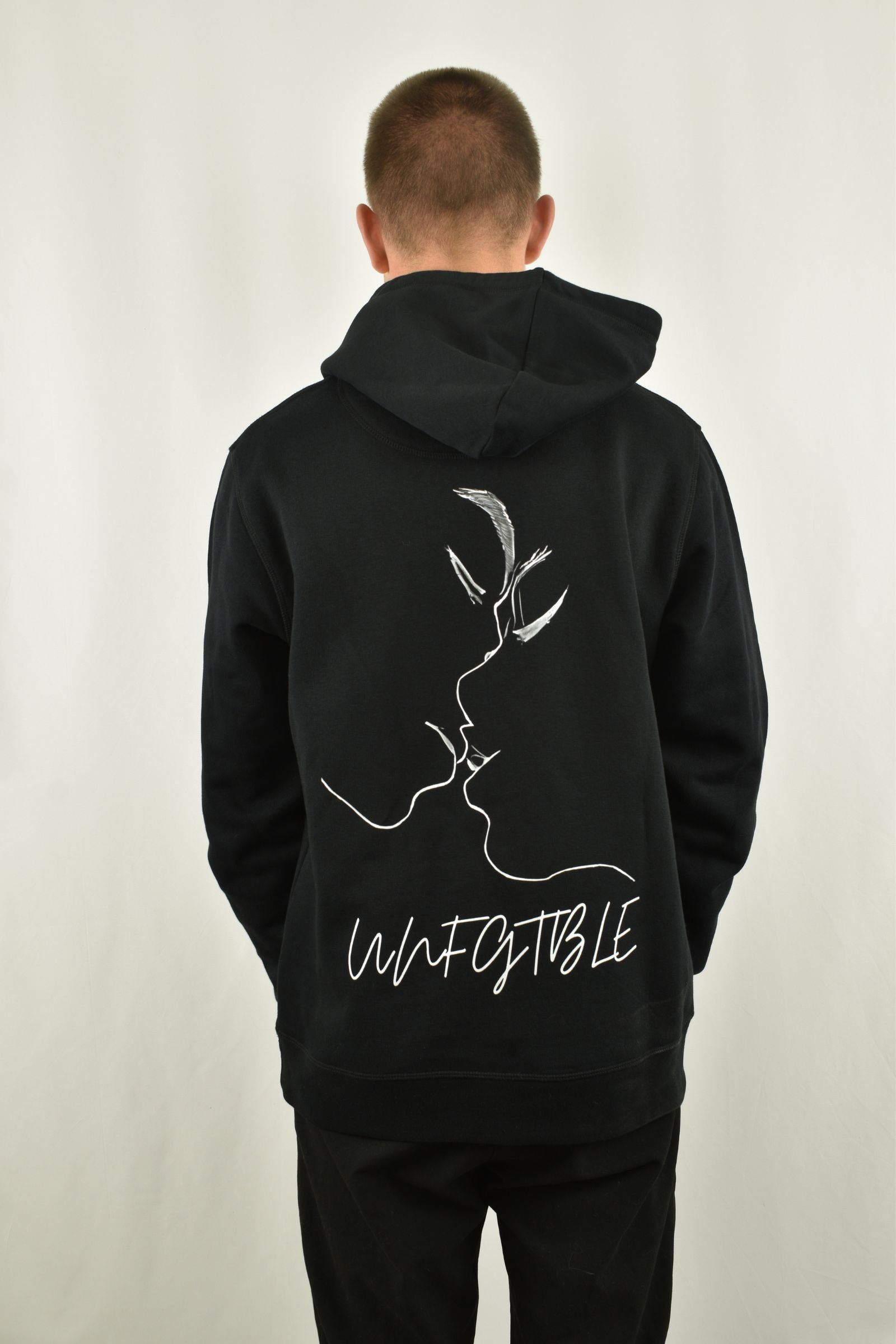 Oversized Hoodie Couple in Schwarz in der Rückansicht - nachhaltige Streetwear von unfgtble