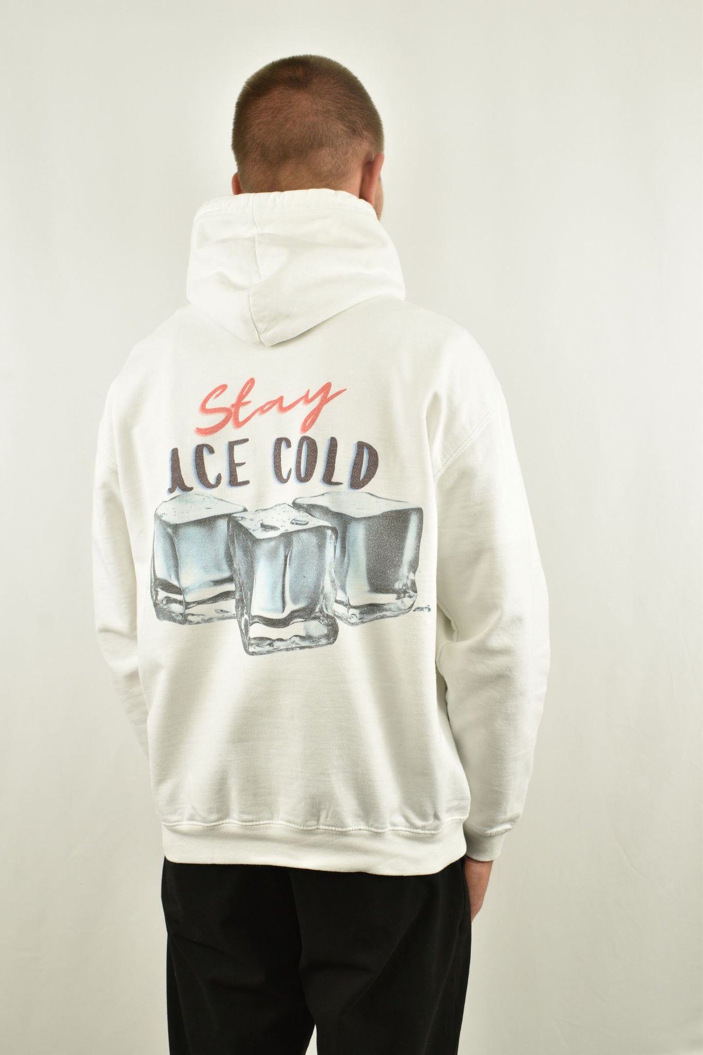 Oversized Hoodie Ice Cold in Weiß in der Seitenansicht - nachhaltige Streetwear von unfgtble