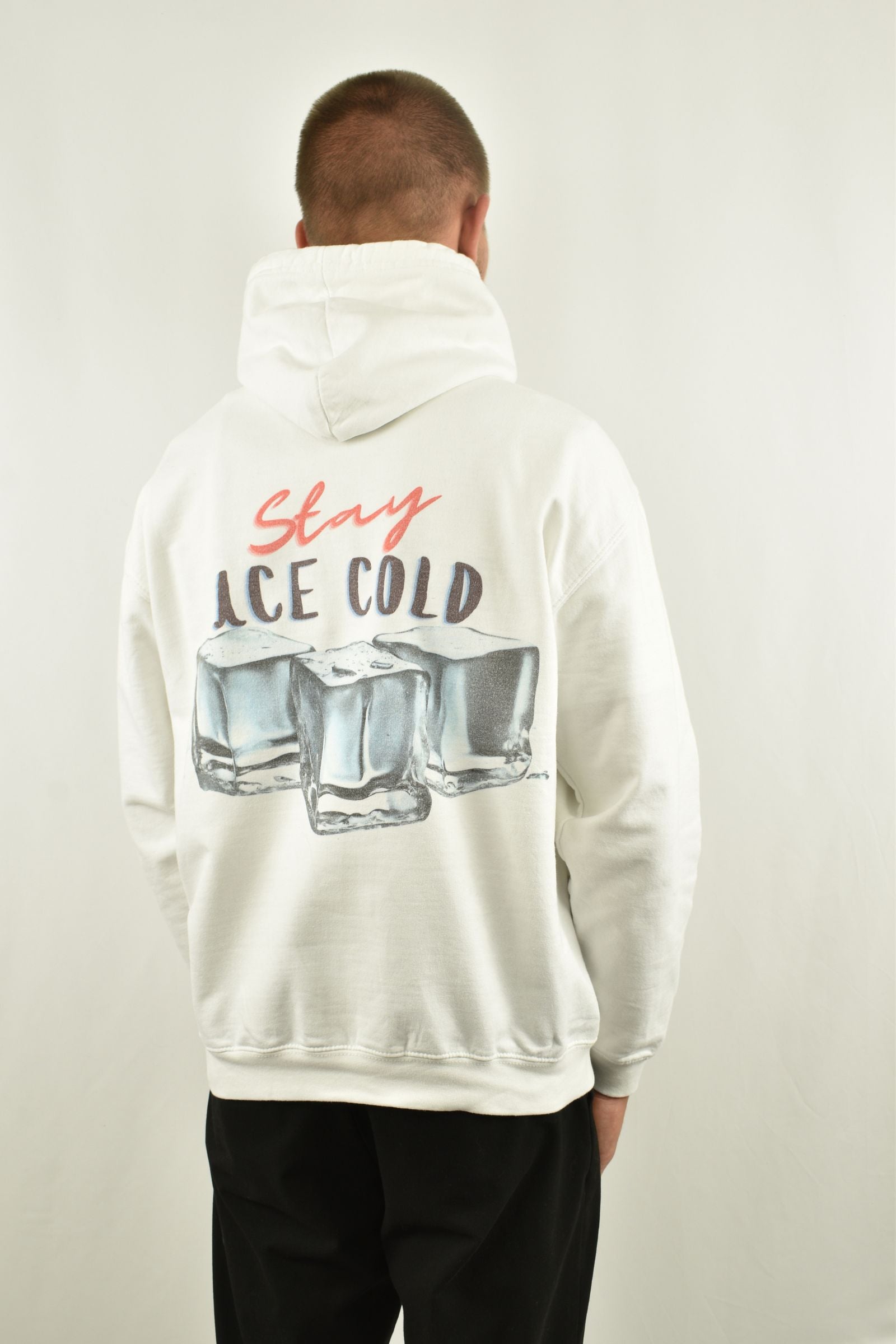 Oversized Hoodie Ice Cold in Weiß in der Seitenansicht - nachhaltige Streetwear von unfgtble
