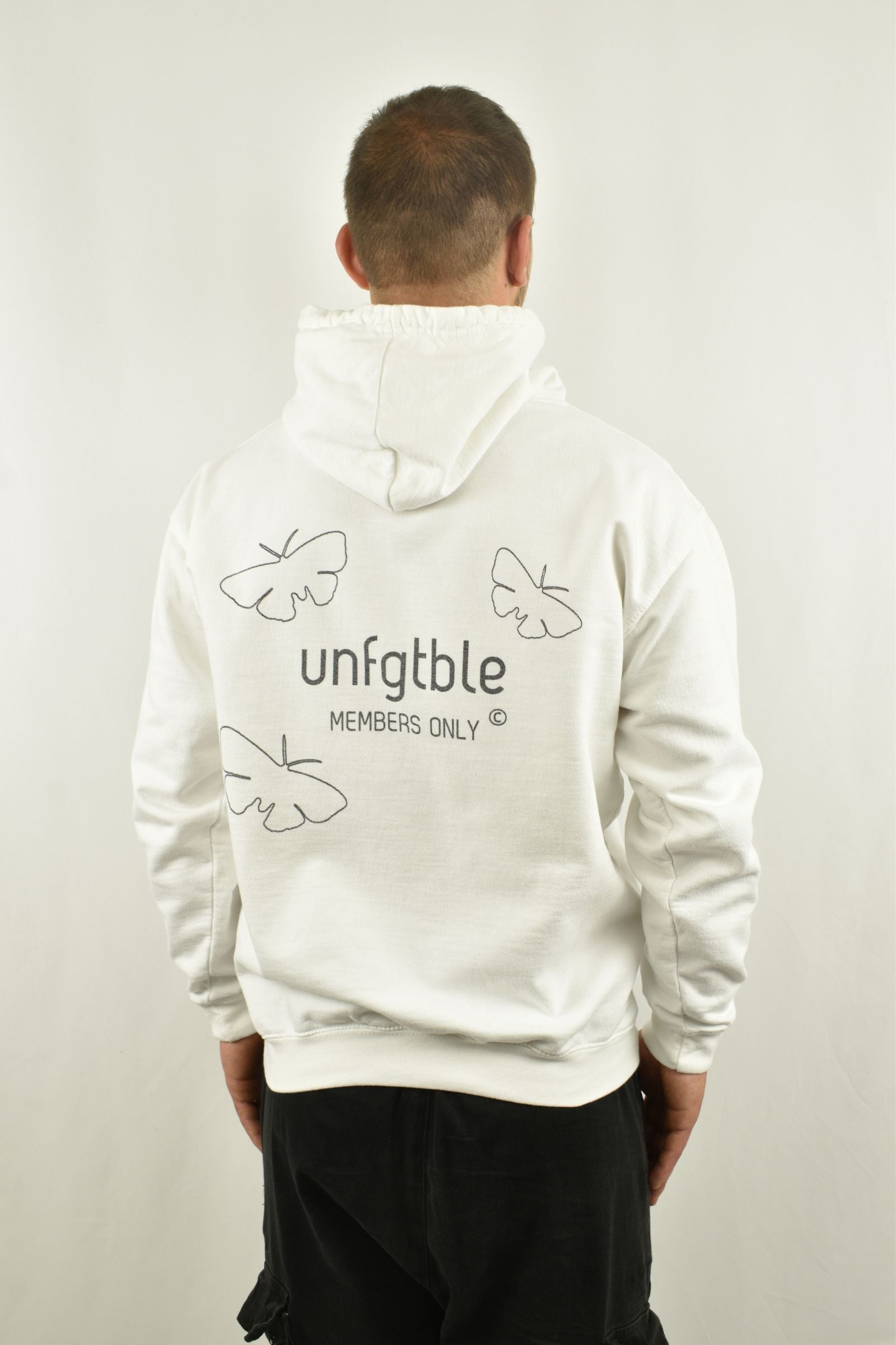 Oversized Hoodie Members Only in der Seitenansicht - nachhaltige Streetwear von unfgtble