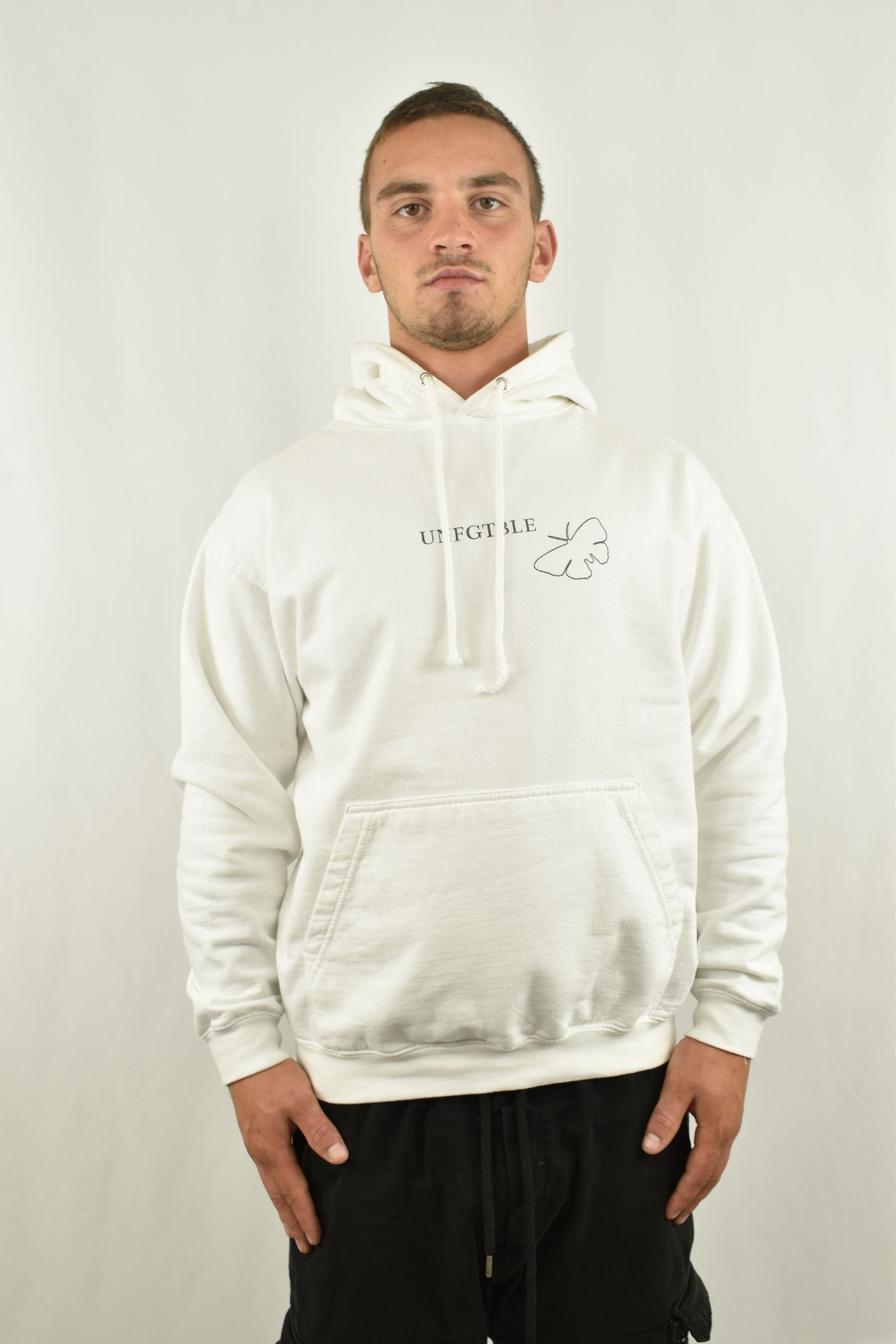 Oversized Hoodie Members Only in der Frontansicht - nachhaltige Streetwear von unfgtble