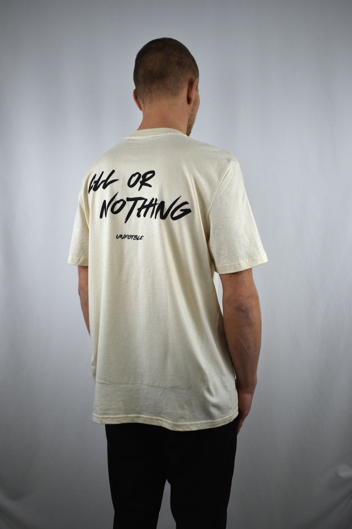 Oversized T-Shirt All or Nothing in der Seitenansicht - nachhaltige Streetwear von unfgtble