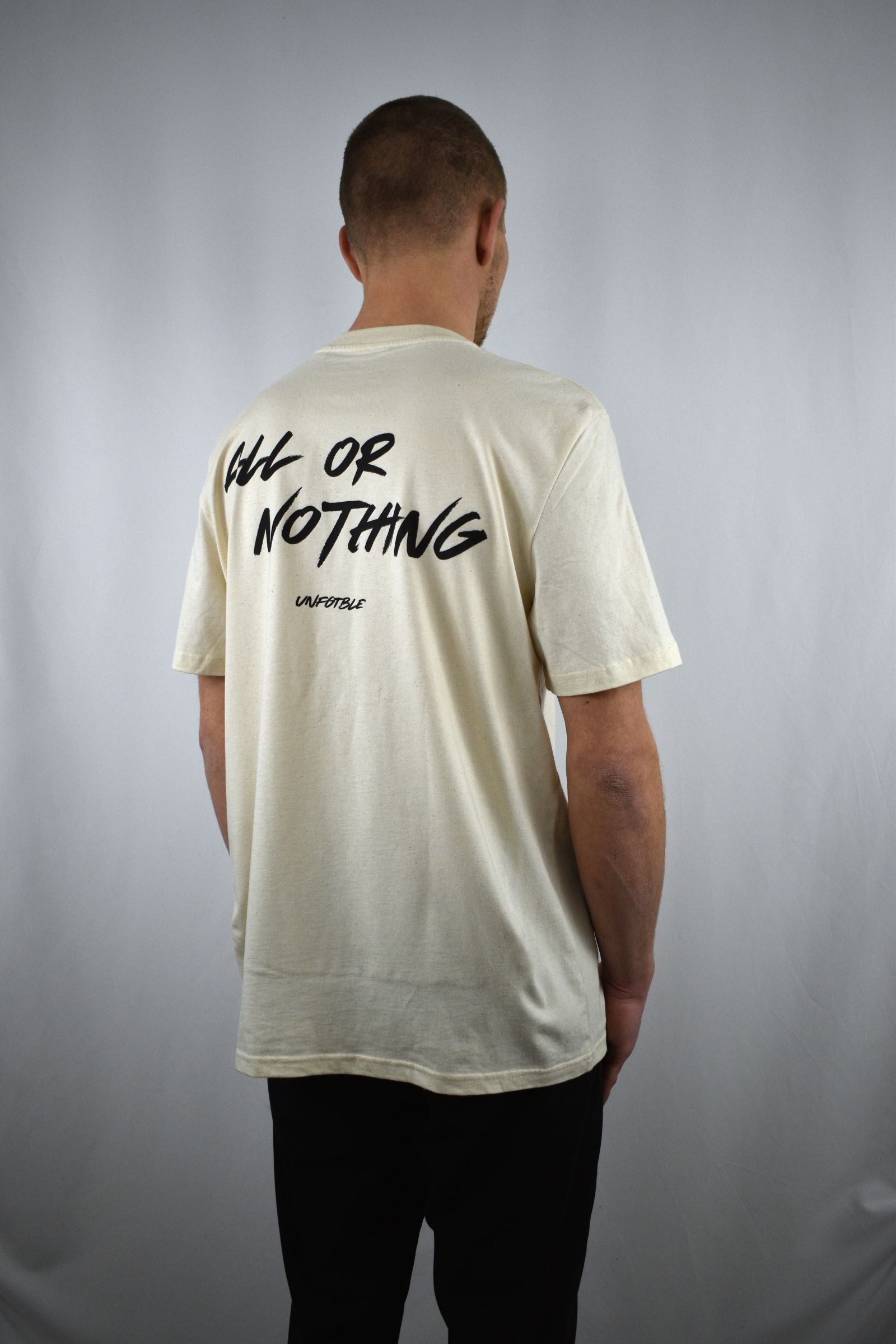 Oversized T-Shirt All or Nothing in der Seitenansicht - nachhaltige Streetwear von unfgtble