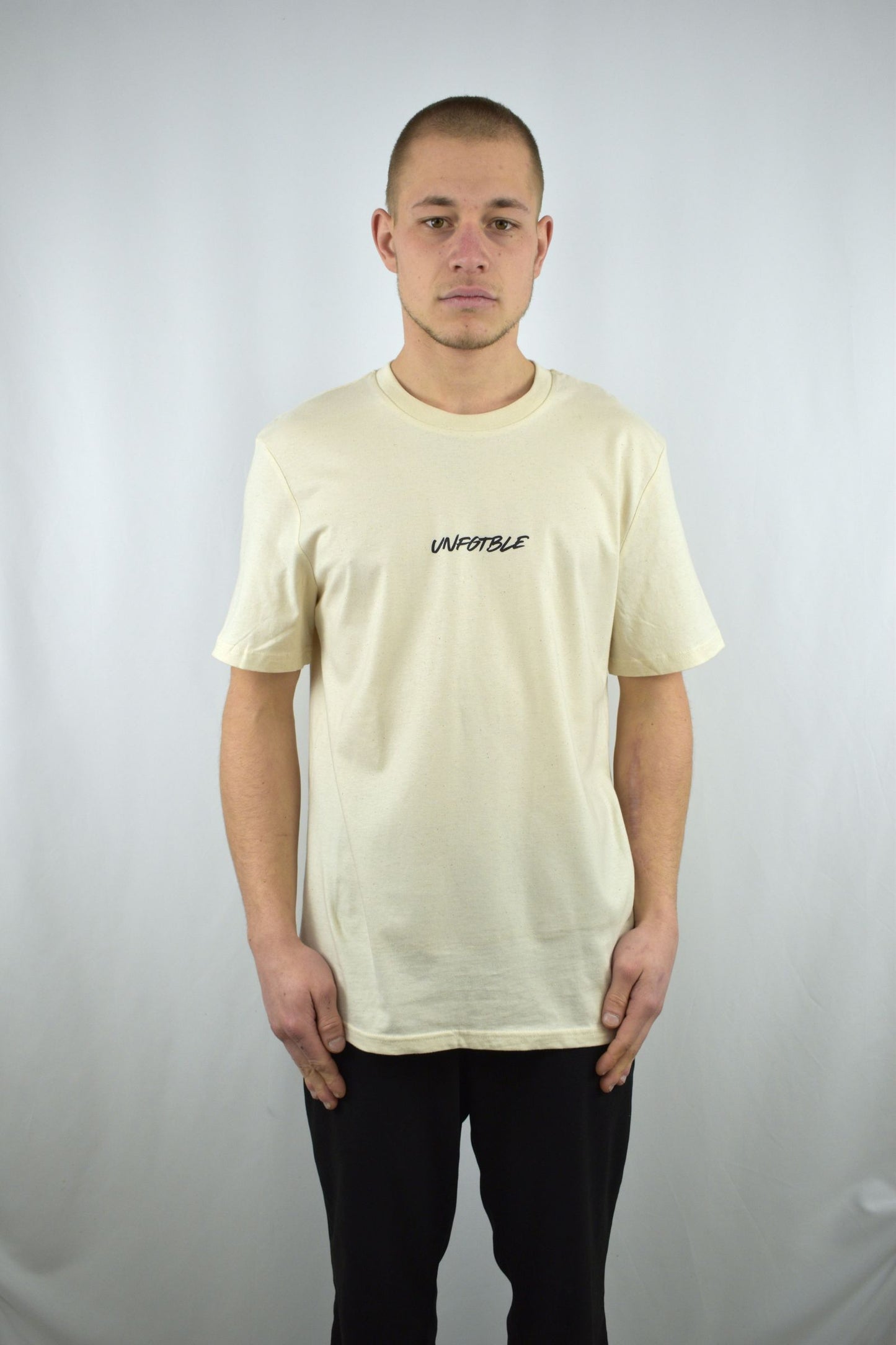 Oversized T-Shirt All or Nothing in der Frontansicht - nachhaltige Streetwear von unfgtble