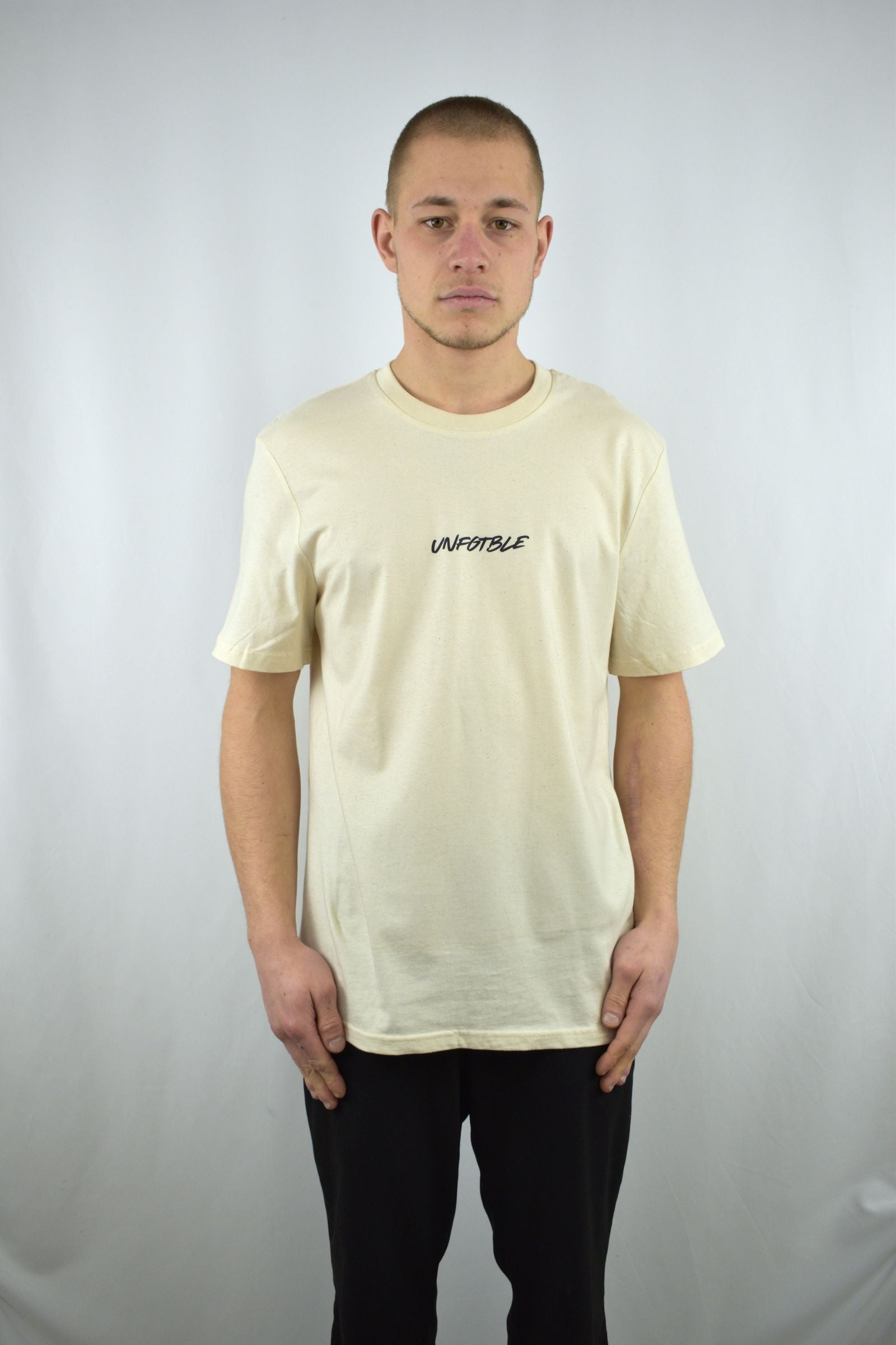 Oversized T-Shirt All or Nothing in der Frontansicht - nachhaltige Streetwear von unfgtble