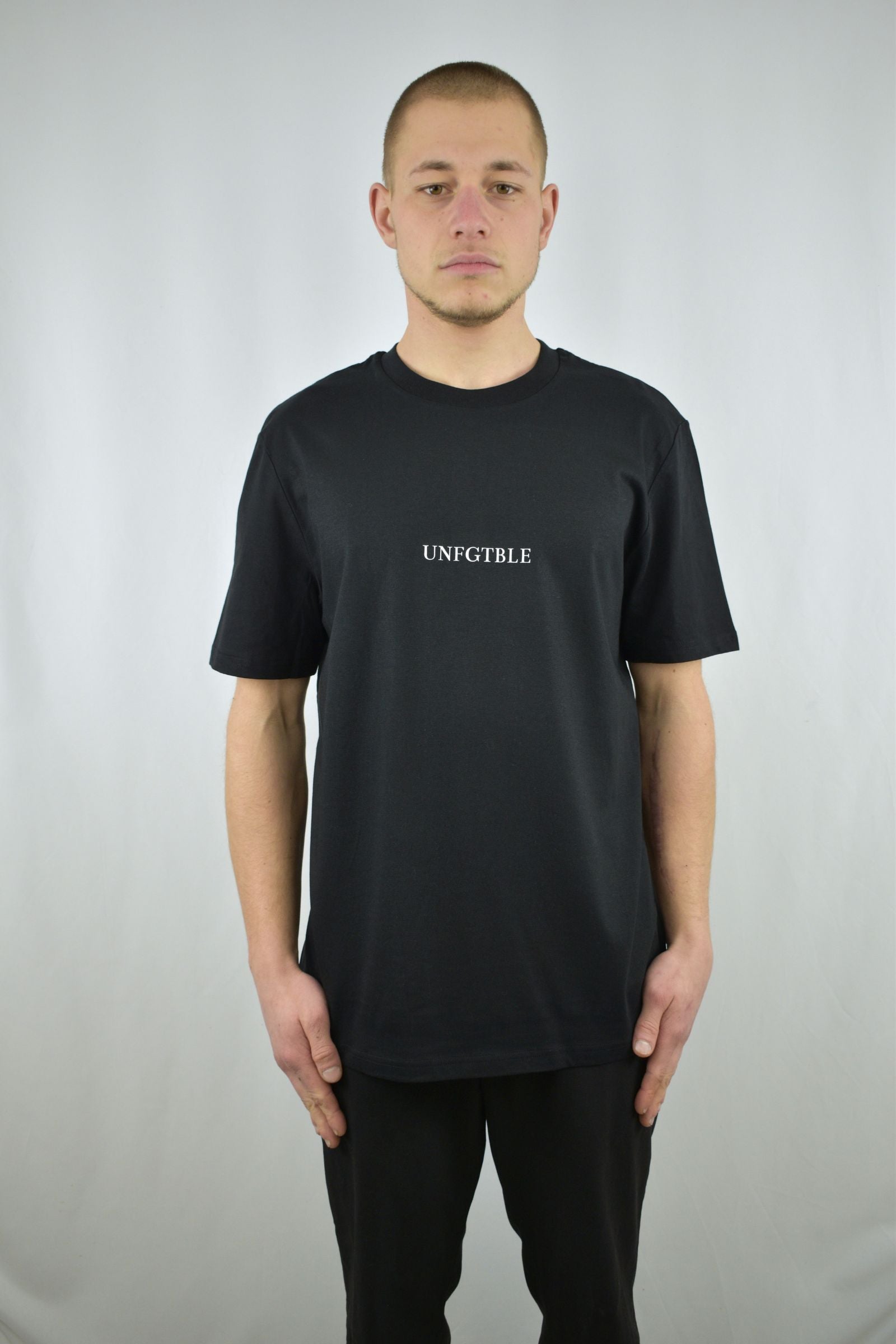Oversized T-Shirt Basic in schwarz in der Frontansicht - nachhaltige Streetwear von unfgtble