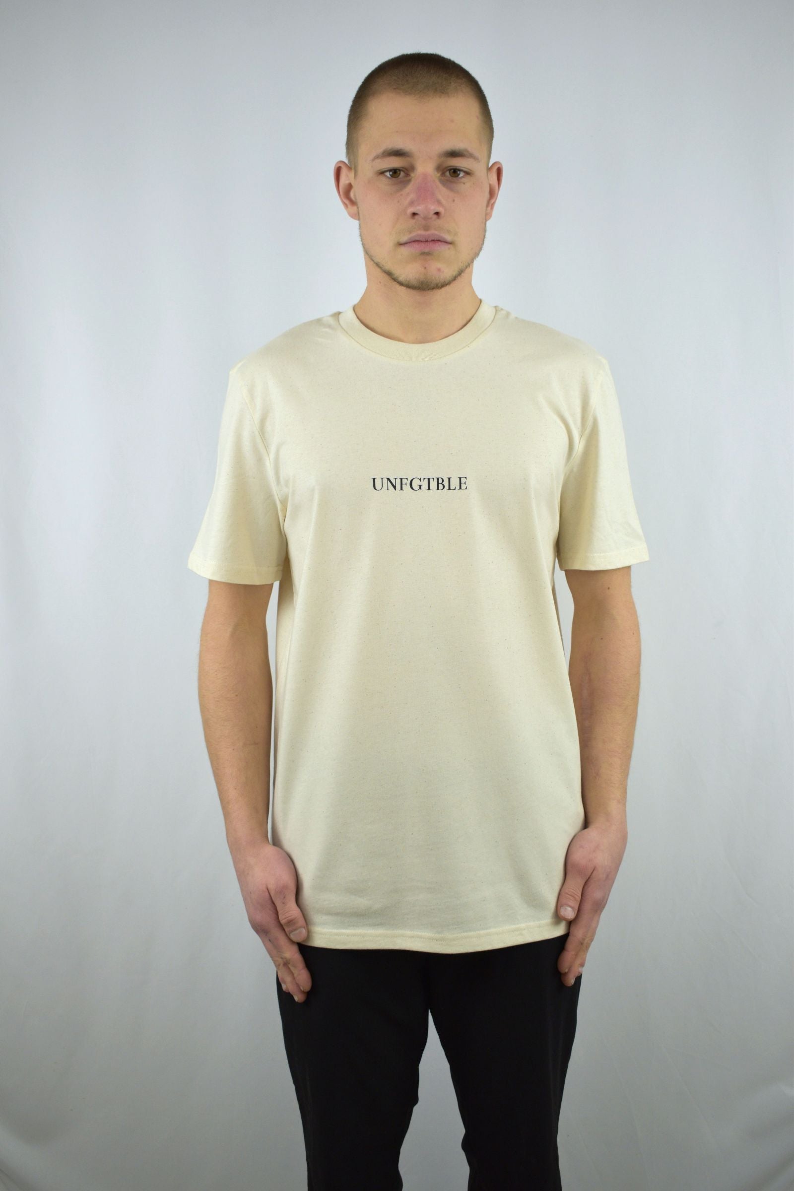 Oversized T-Shirt Basic in natural raw in der Frontansicht - nachhaltige Streetwear von unfgtble