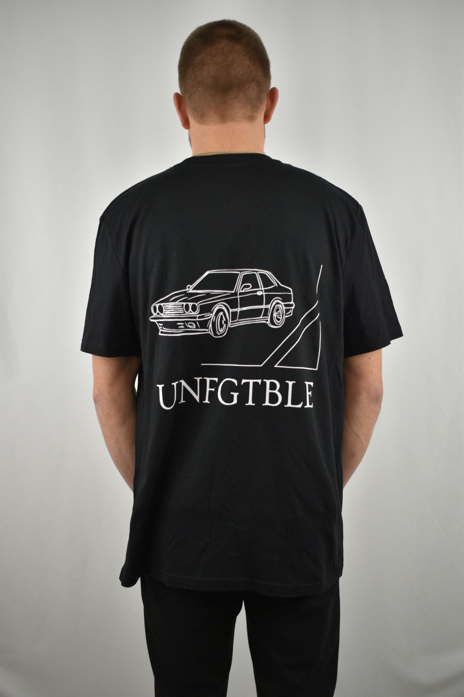 Oversized T-Shirt Car in Schwarz in der Rückansicht - nachhaltige Streetwear von unfgtble
