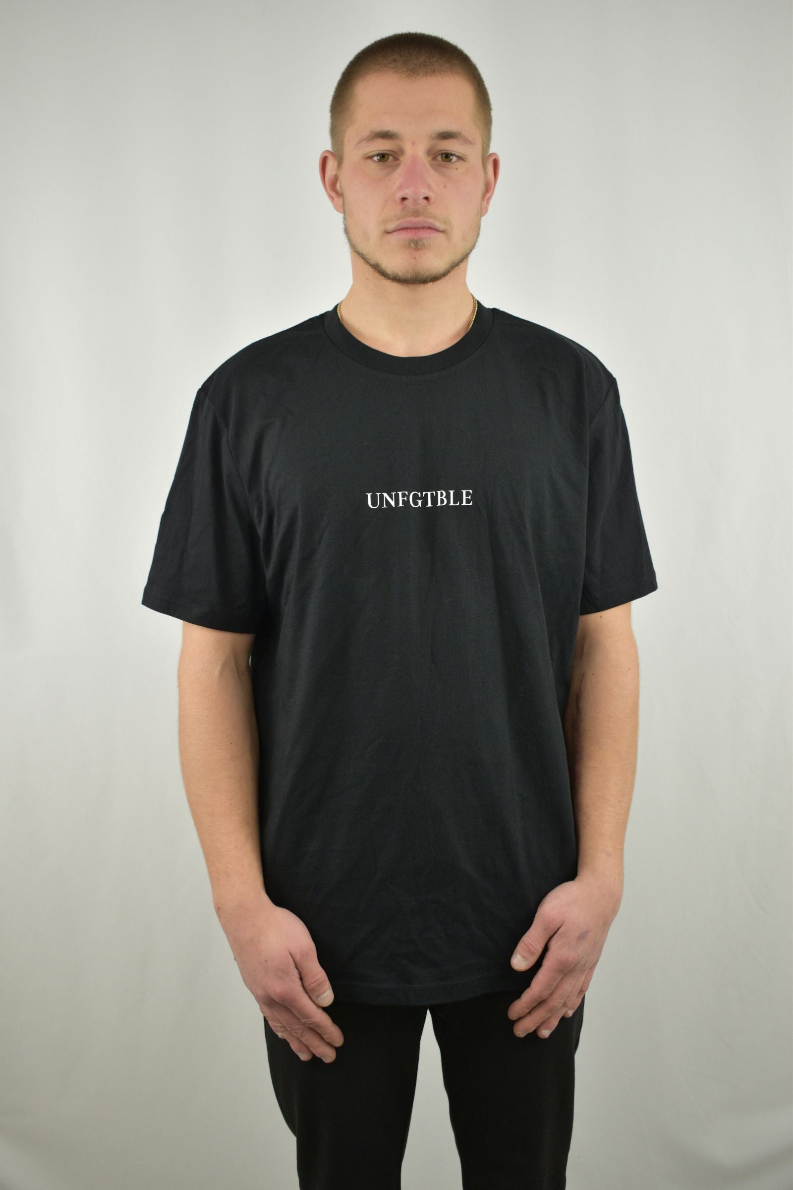 Oversized T-Shirt Car in Schwarz in der Frontansicht - nachhaltige Streetwear von unfgtble