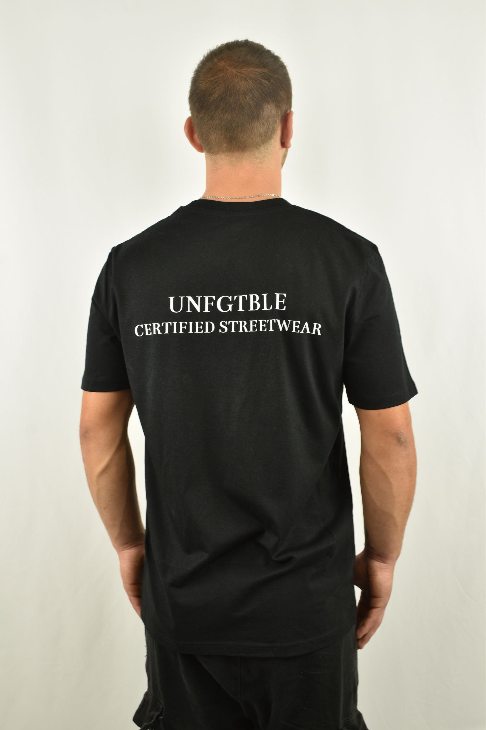 Oversized T-Shirt Certified Streetwear in der Seitenansicht - nachhaltige Streetwear von unfgtble