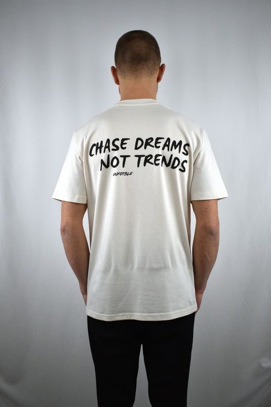 Oversized T-Shirt Chase Dreams Not Trends in der Rückansicht - nachhaltige Streetwear von unfgtble
