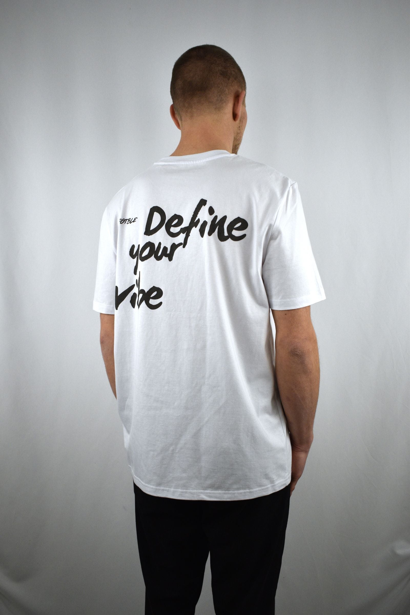 Oversized T-Shirt Define Your Vibe in der Seitenansicht - nachhaltige Streetwear von unfgtble