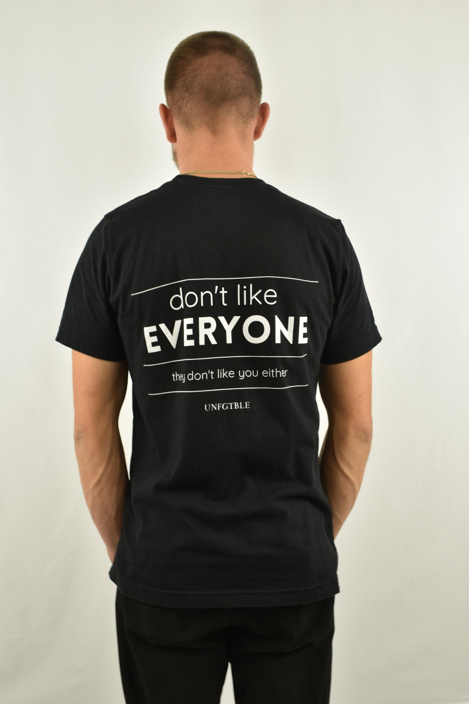 Oversized T-Shirt Dont Like Everyone in der Rückansicht - nachhaltige Streetwear von unfgtble