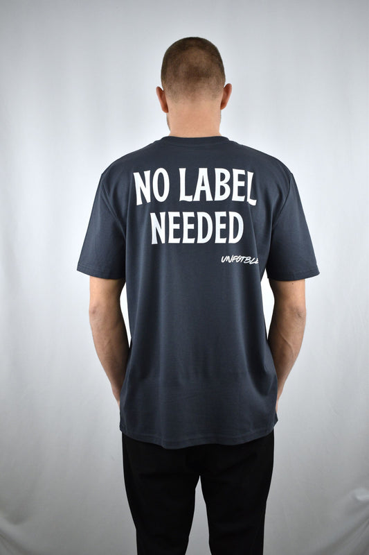 Oversized T-Shirt No Label Needed in der Rückansicht - nachhaltige Streetwear von unfgtble