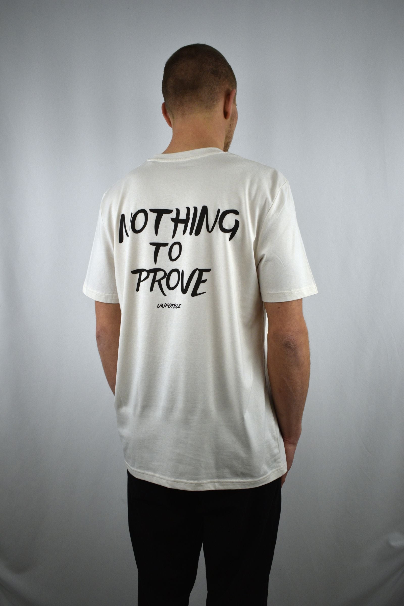 Oversized T-Shirt Nothing to Prove in der Seitenansicht - nachhaltige Streetwear von unfgtble