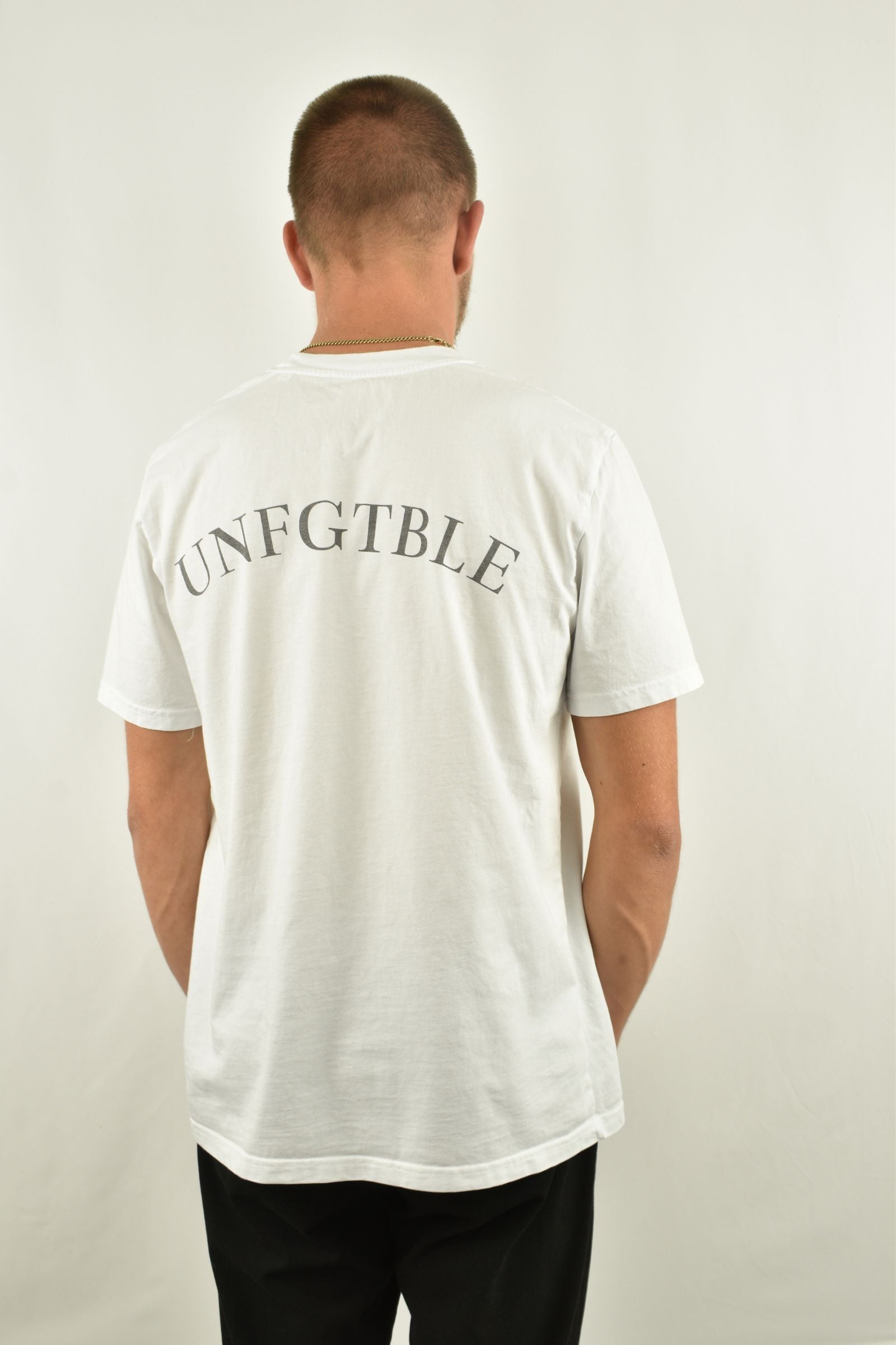 Oversized T-Shirt Plain in der Seitenansicht - nachhaltige Streetwear von unfgtble