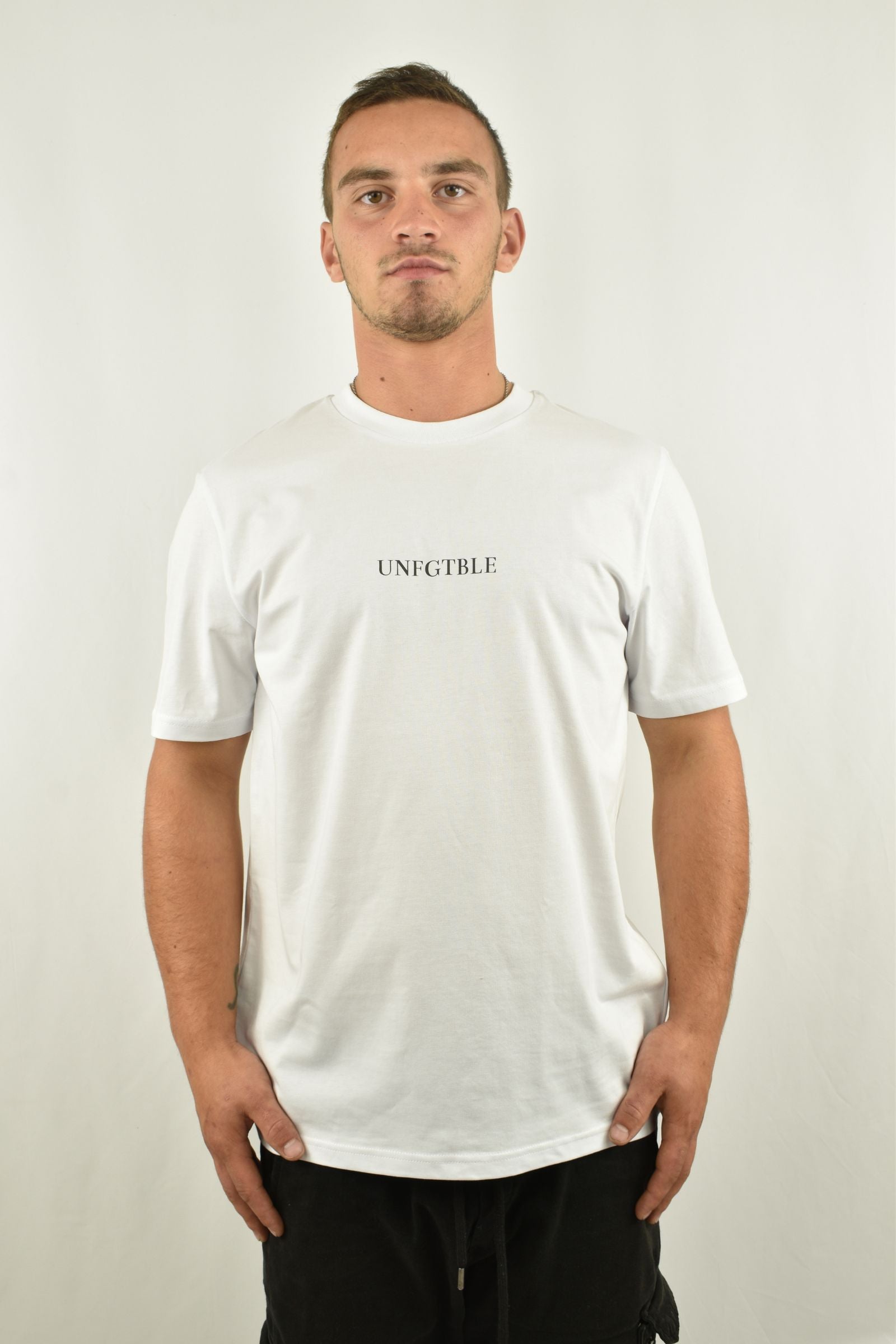 Oversized T-Shirt Six Lila in der Farbe Weiß in der Frontansicht - nachhaltige Streetwear von unfgtble