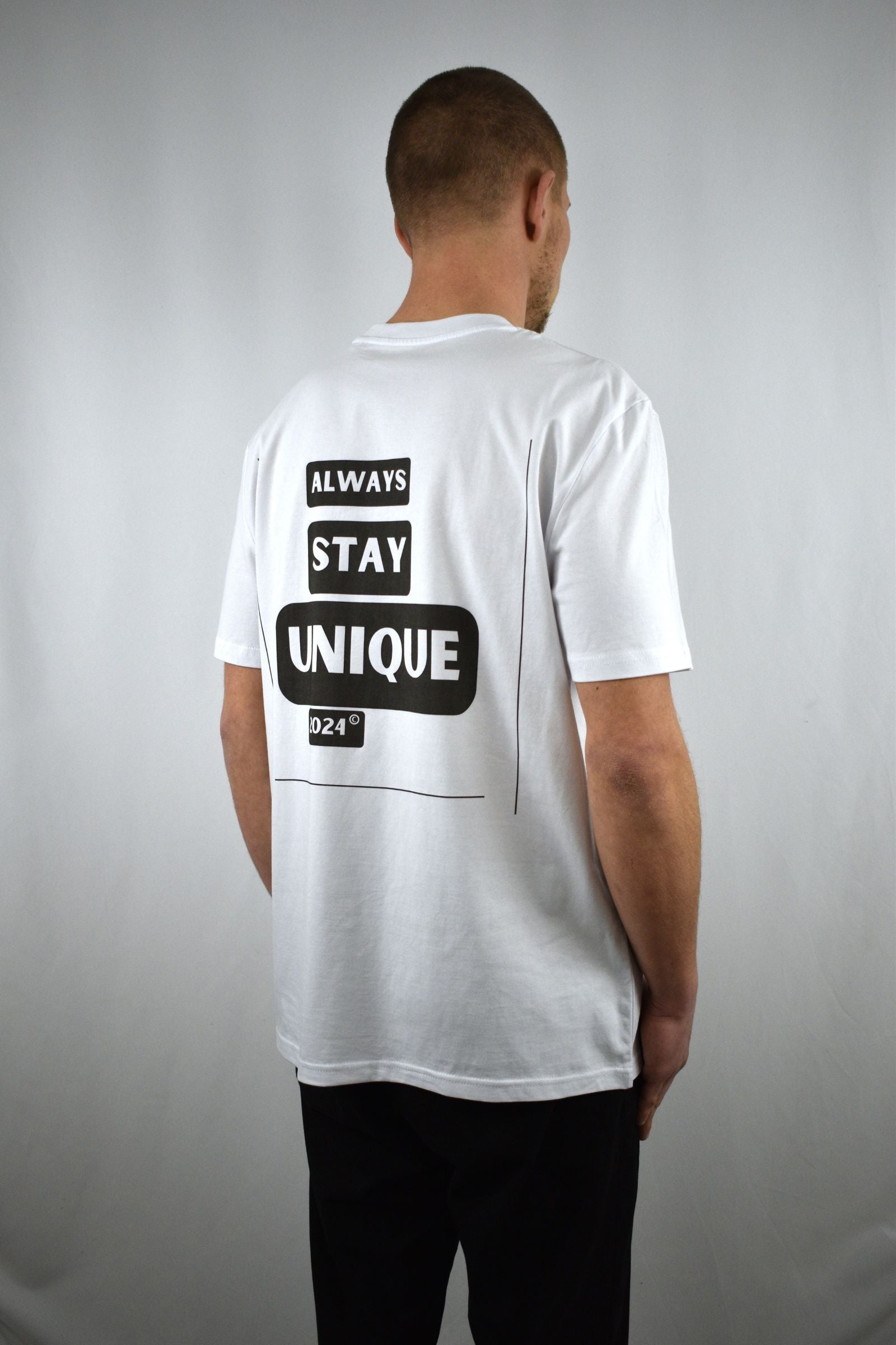 Oversized T-Shirt Stay Unique in der Seitenansicht - nachhaltige Streetwear von unfgtble